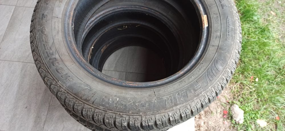 Cauciucuri de iarnă Dacia Logan , mărime 185/65r/15, utilizate o iarnă