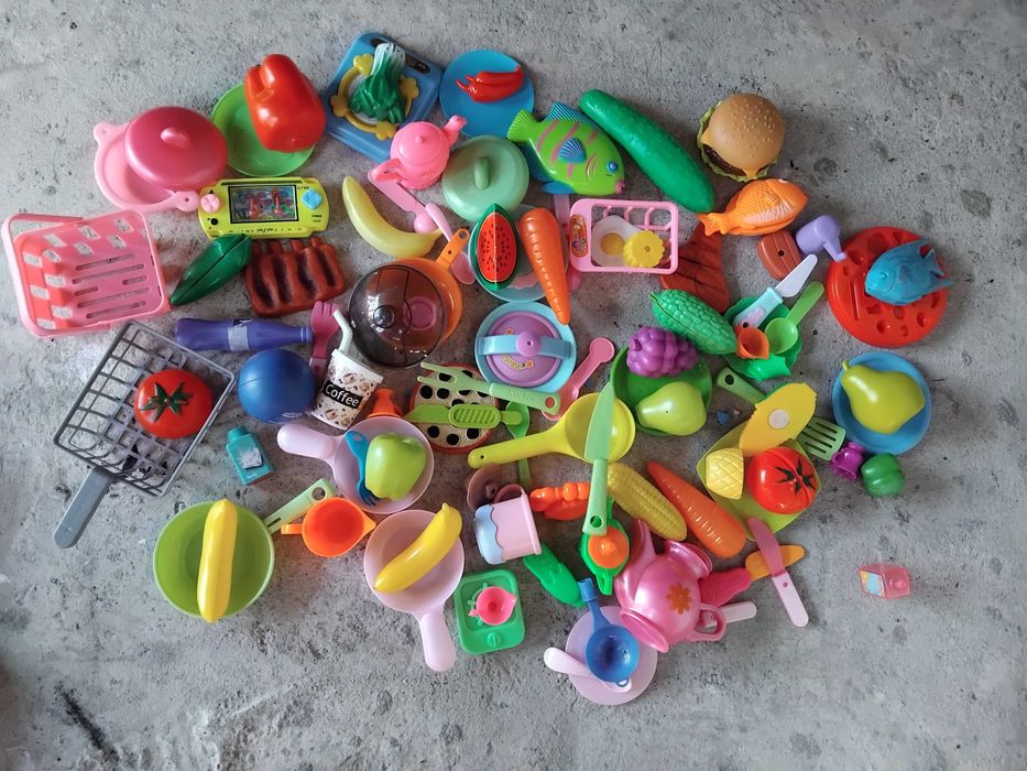 Детска кухня с посуда към нея