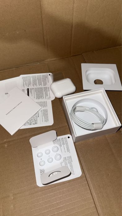 AirPods Pro (2nd Generation) cu carcasă de încărcare MagSafe (USB-C)