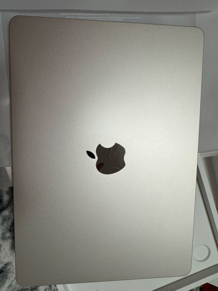 Macbook M2 пълен пакет с кутия зарядно , касова документи