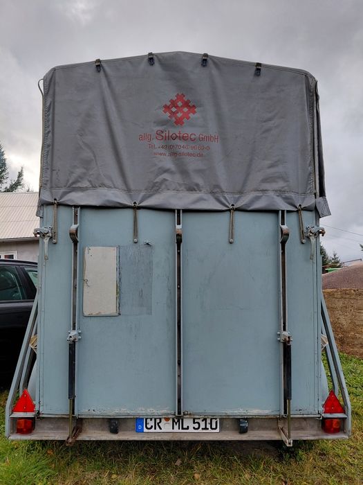 Vând remorca pentru animale