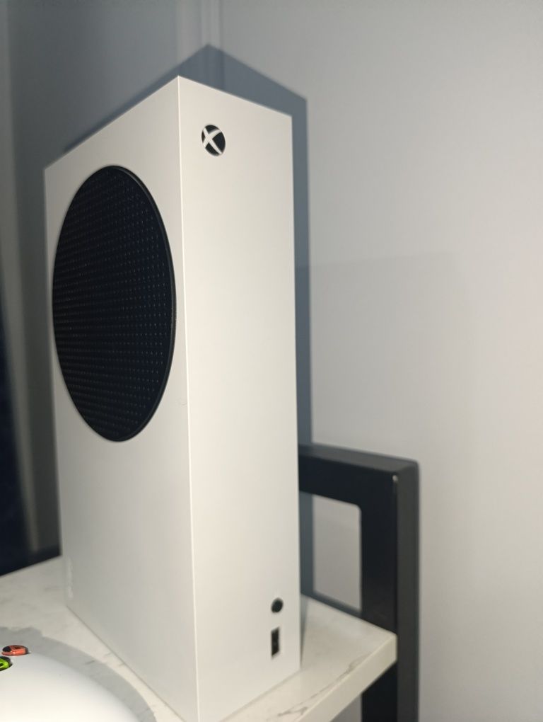 Продается почти как новая Игровая приставка Microsoft Xbox Series S 51