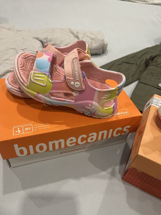 Дрехи и обувки за момиче