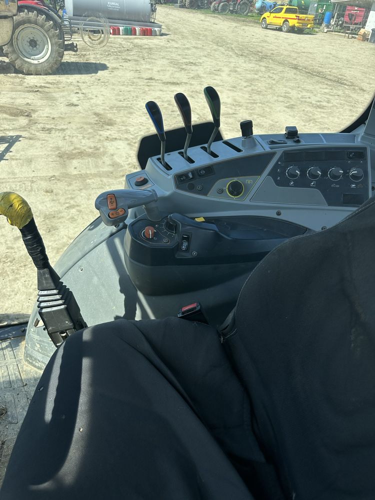 Tractor Agricol cu incarcator Valtra N124
