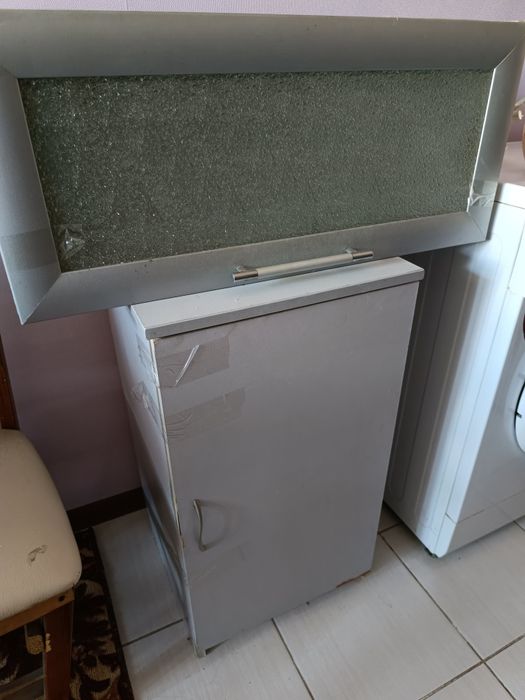 Срочно продам шкаф навесной и тумбочка