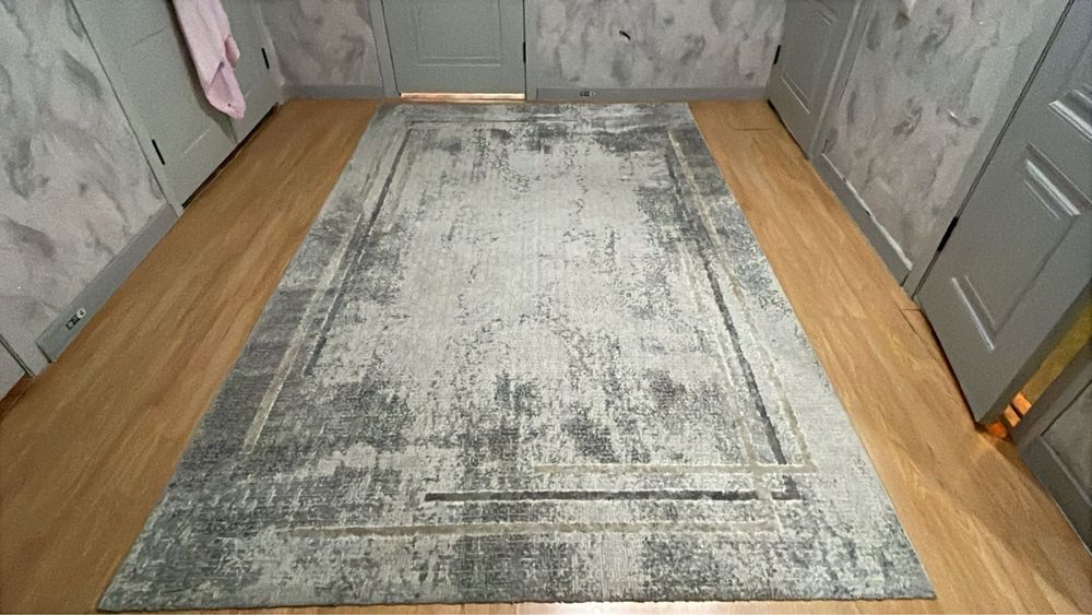 Ковёр почти новый. В чистом состоянии