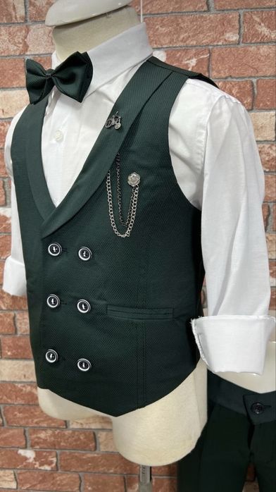 Елегантни детски костюми – стил и класа за малки джентълмени!