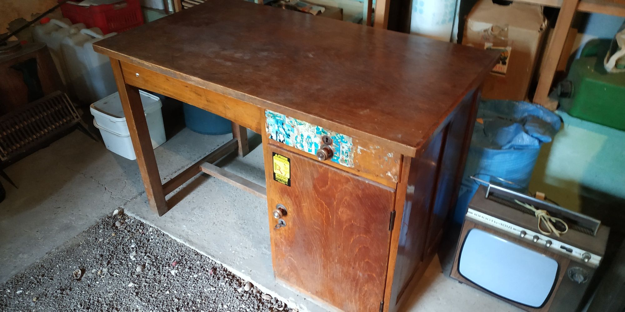 Старо бюро от масивен материал