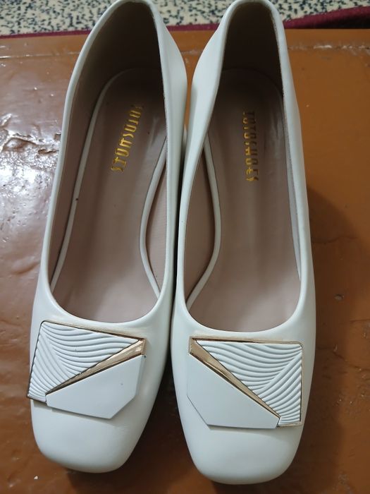 Белые туфли с каблуком