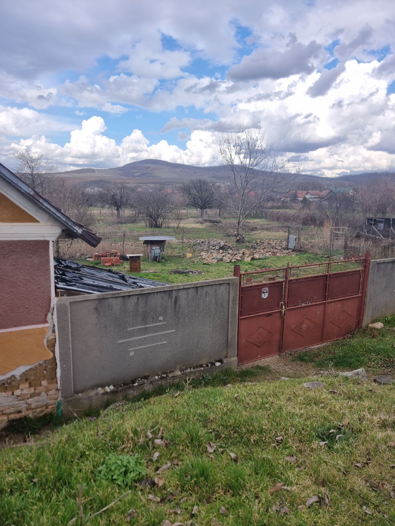 Vând casa cu grădină la Miniș-Ghioroc