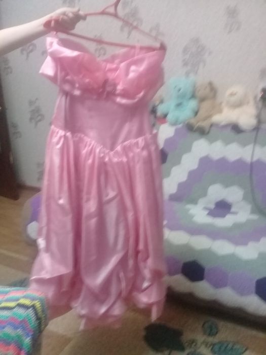 Продается бальное розовое платье на девочку 11-12 лет.