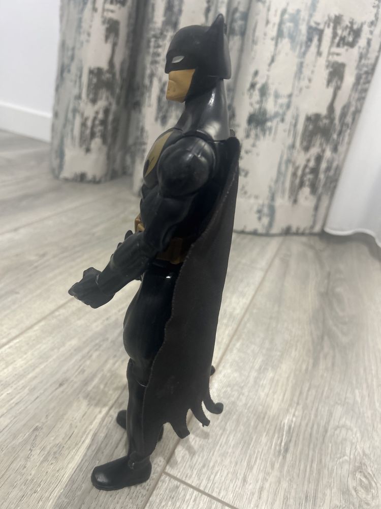 Figurina batman folosita