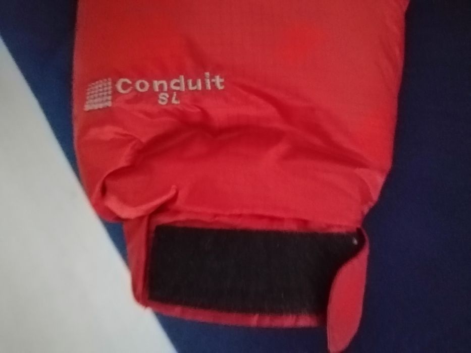 Vând Geaca Moutain Hard Were roșie puf Dama  S