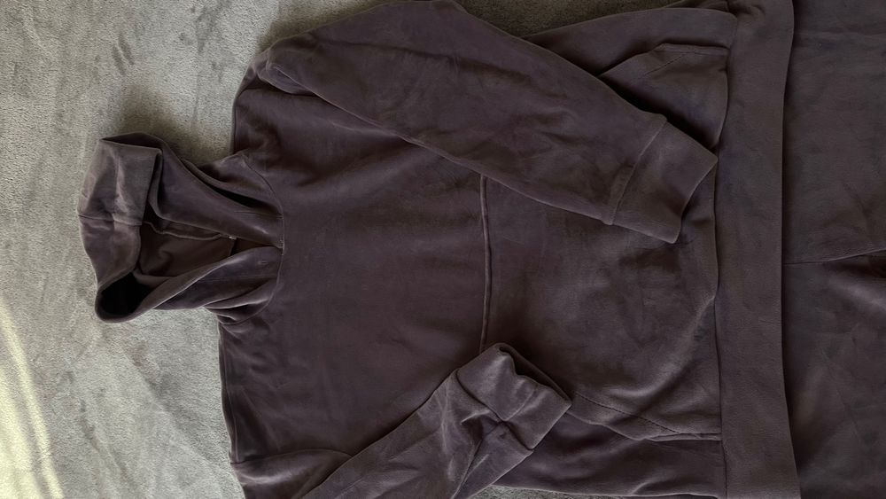 Дамски велурен костюм в перфектно състояние