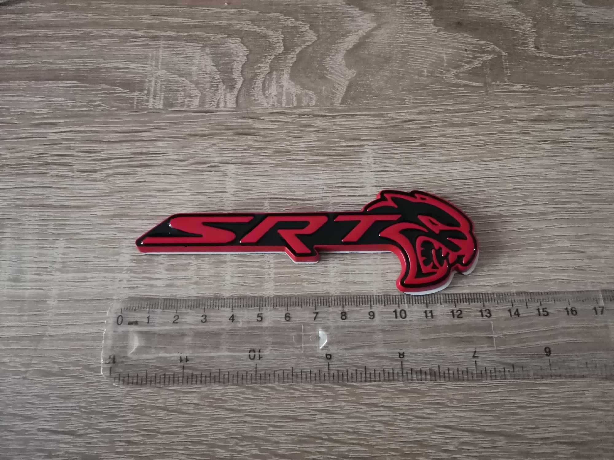 SRT Hellcat червено с черно емблема дясна