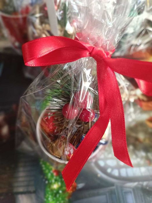 Коледни ръчно подредени чаши с лакомства