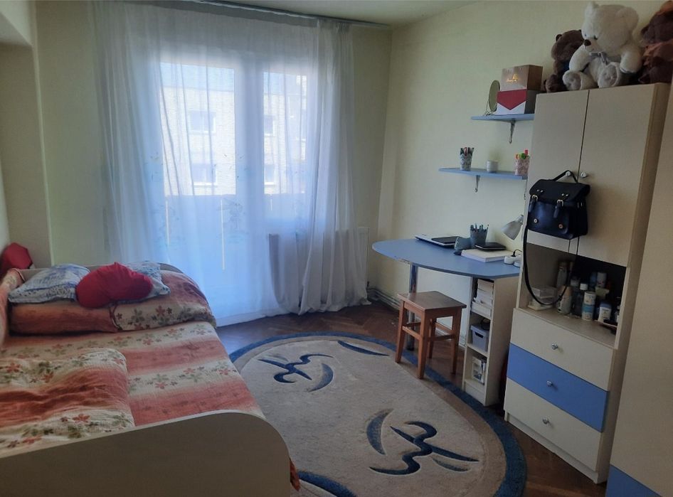 Vand apartamen 2camere,decomandat,2 balcoane,etajintermediar,500m UMF