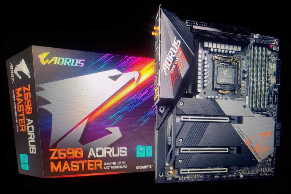i9 11900K + Gigabyte Aorus Master Z590 + 32 GB Corsair Vengeance 3600