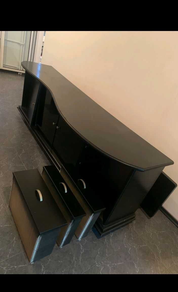 Дървен шкаф в черен цвят