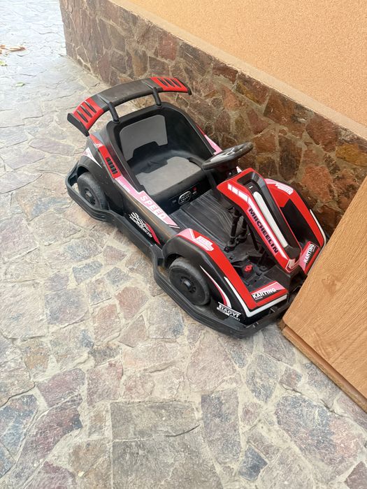 Детская машина электрическая пульт и зарятка имеется на 1.5-2 часа ва