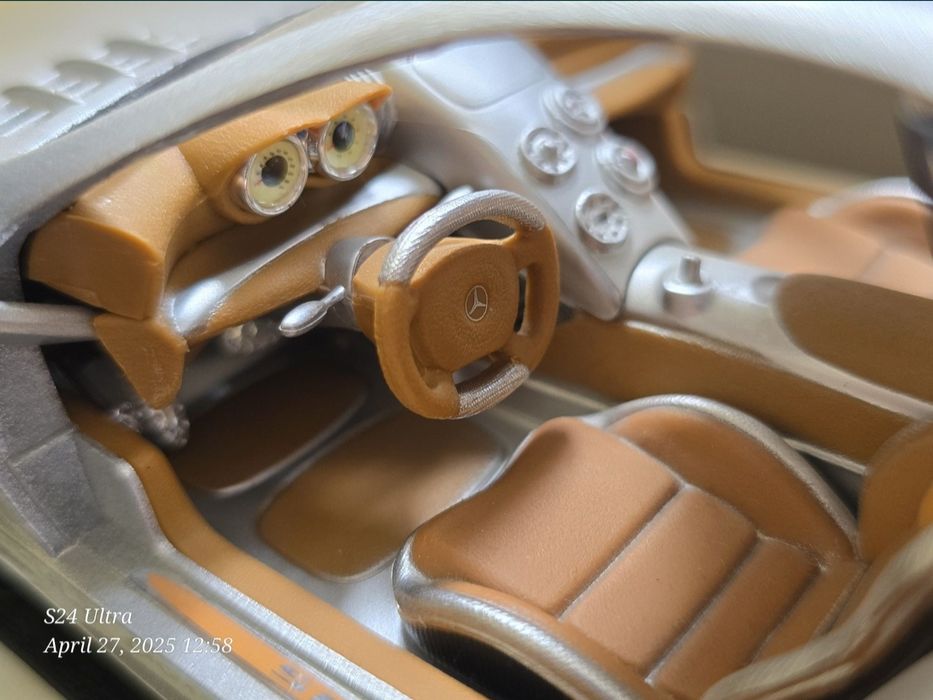 Vând macheta 1/18 Mercedes Vision SLR