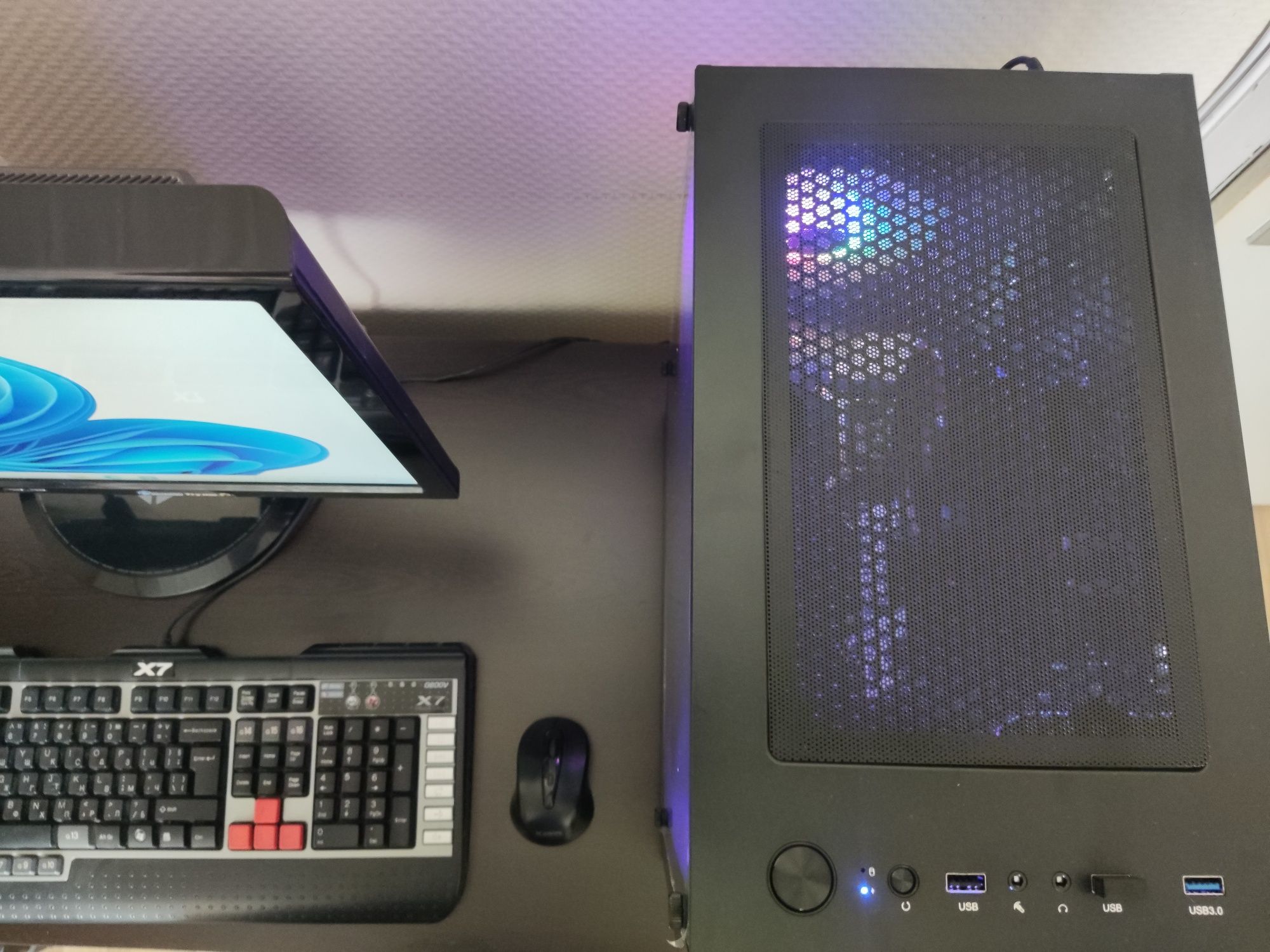 Геймърски компютър със 3D монитор