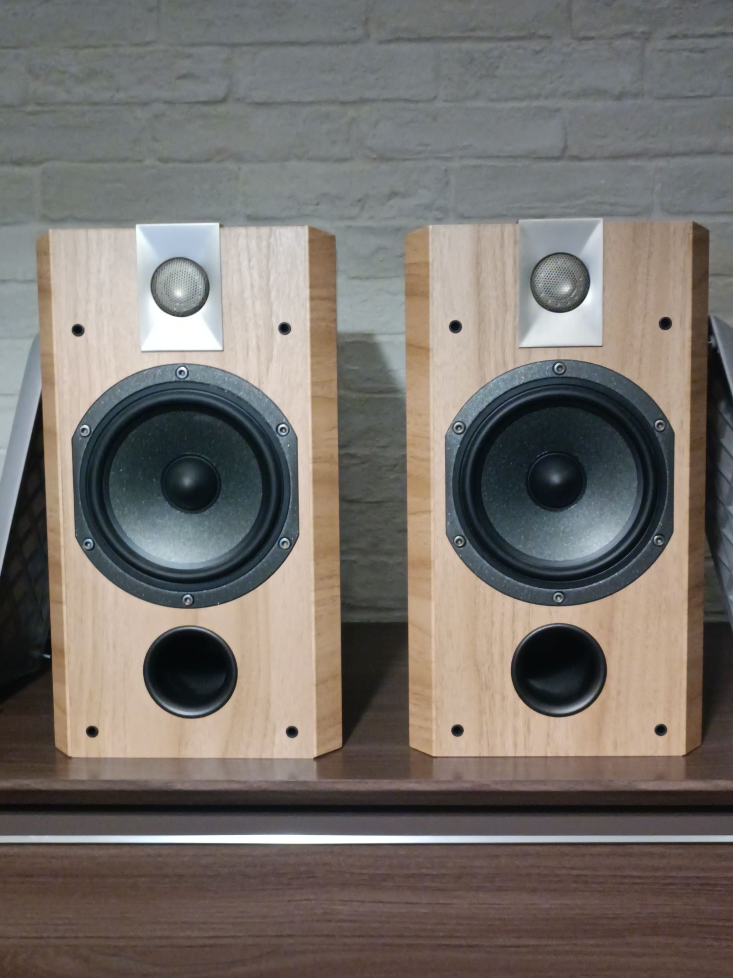 Focal Chorus 706V тонколони букшелф