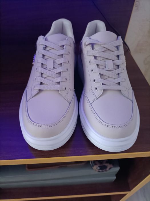 Vând  sneakers Liujo