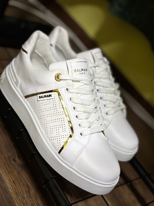 Adidasi Balmain .