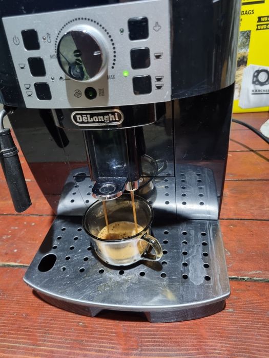 Aparat de cafea Delonghi magnifica S