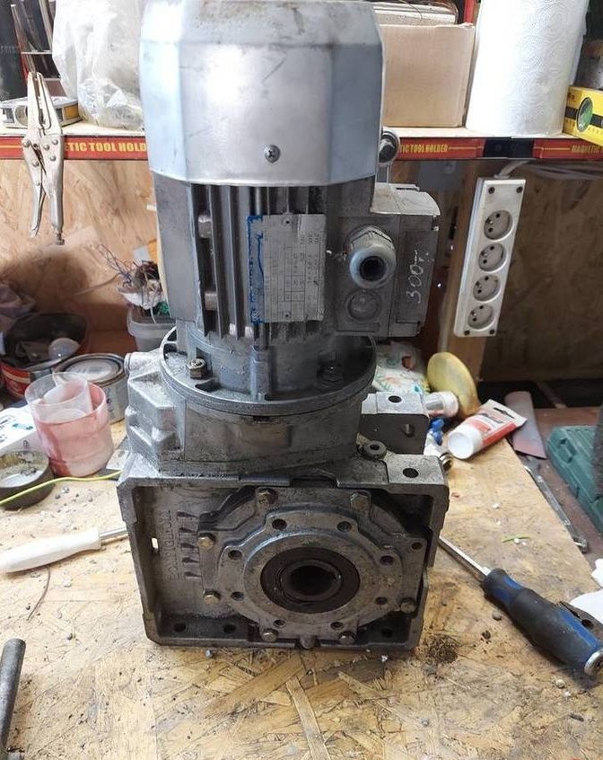 Vând motoare electrice cu reductor