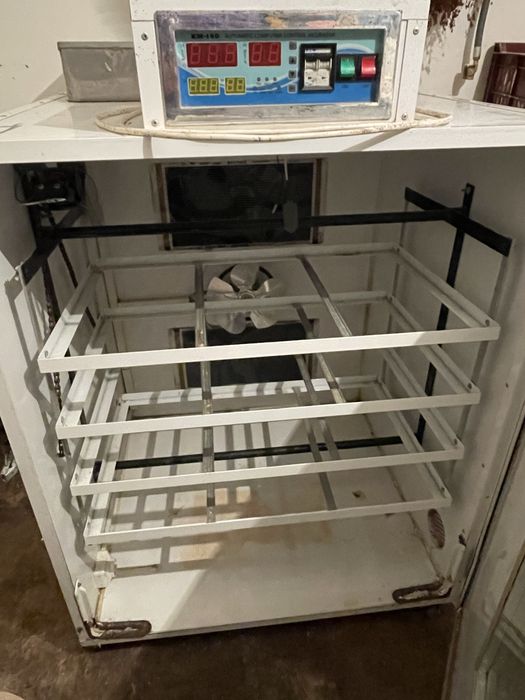 Vand incubatoarea de oua