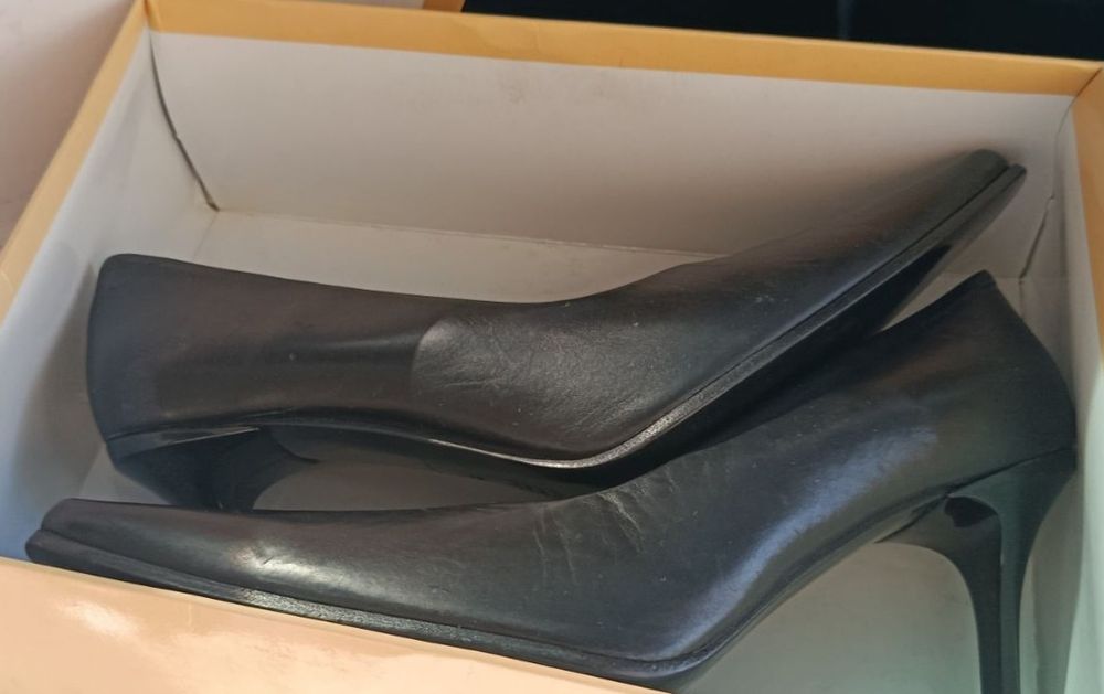 Етик ва полсапожкалар сотилади.  Йенги.  Бренд нурсаче.