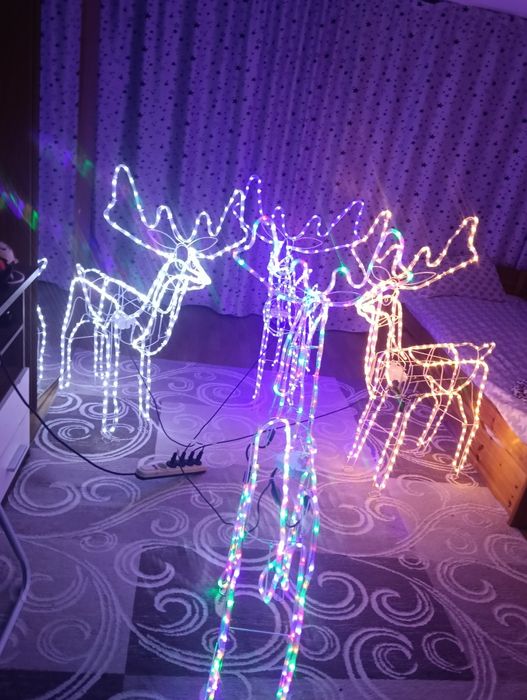 Decorațiuni luminoase in formă de reni