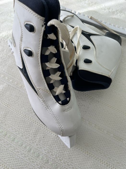 Продам коньки женские