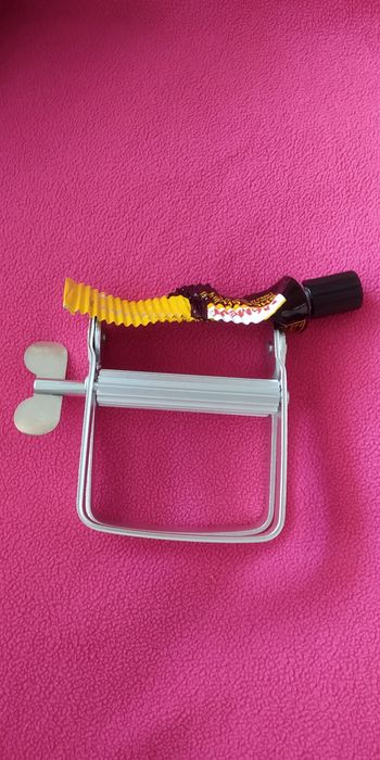 Уред за изцеждане на туби