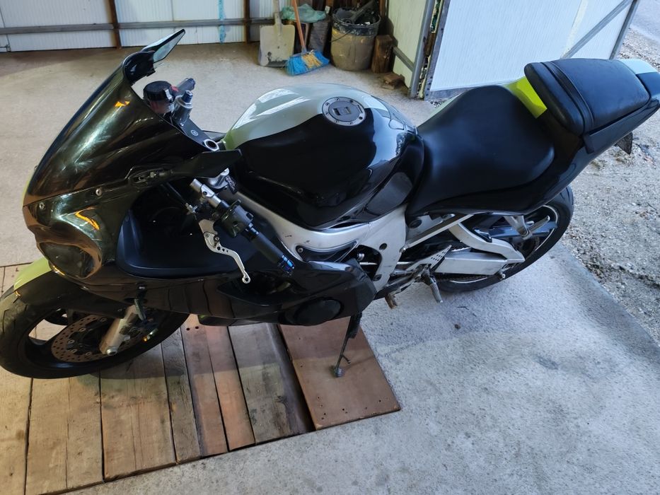 Văd Yamaha r6 carburație An 2001