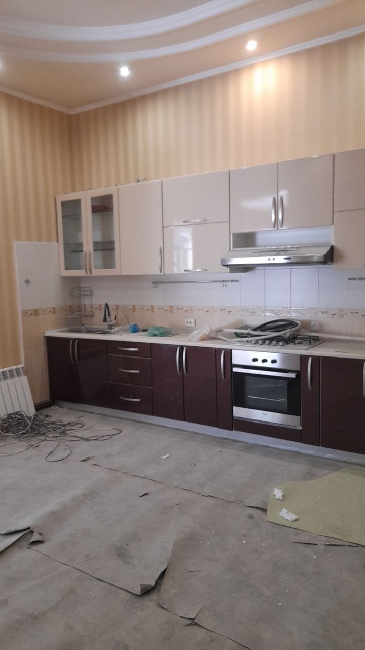 Bu kuxiniy sotiladi srochna xolati yaxwi