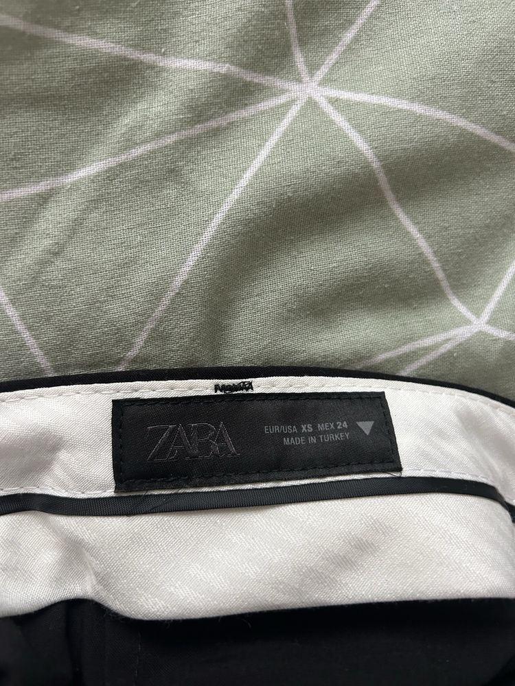 Пола с панталонки на Zara