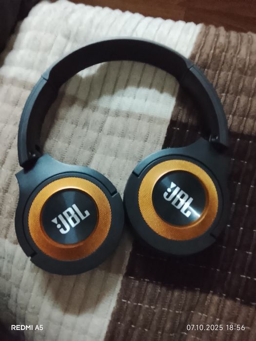 Продам наушники JBL