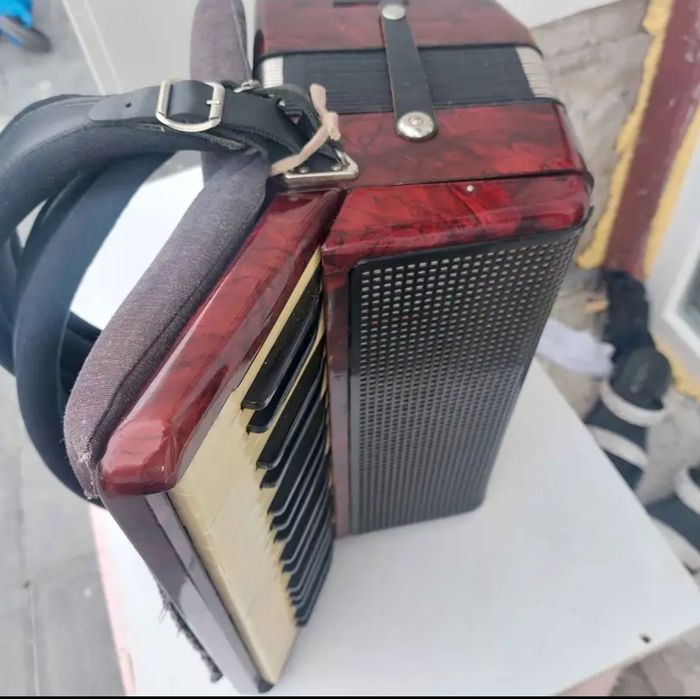 Vind acordeon profesional
HOHNER verdi 2 in sita 80 basi