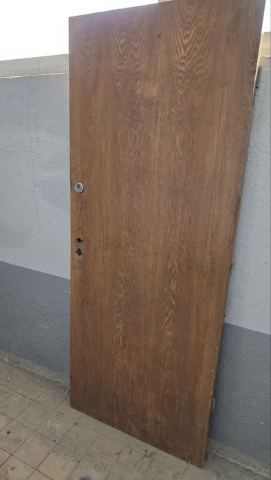 Входная деревянная  дверь.