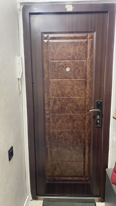 Продам входную дверь