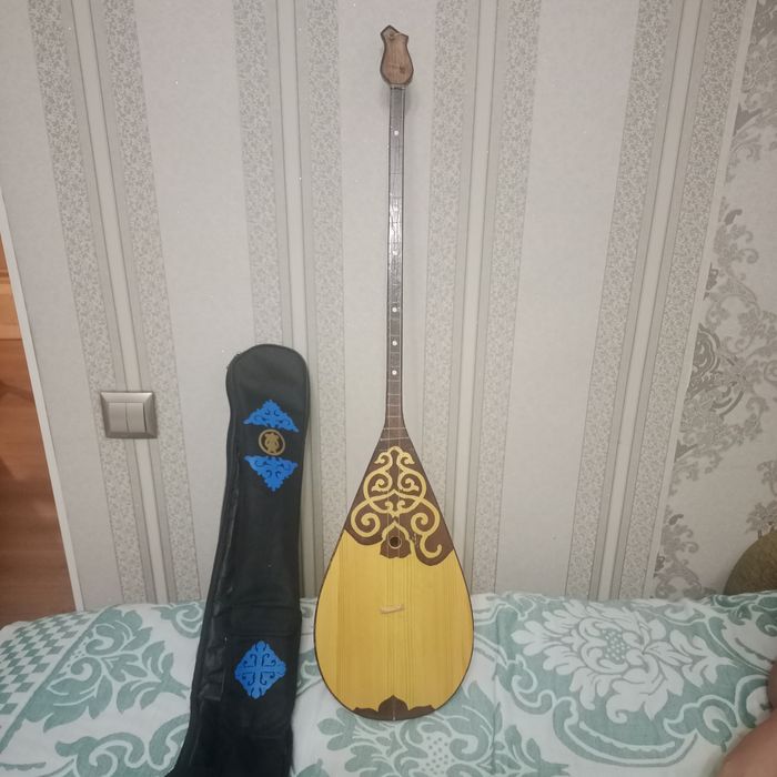 Домбыра с чехлом продам