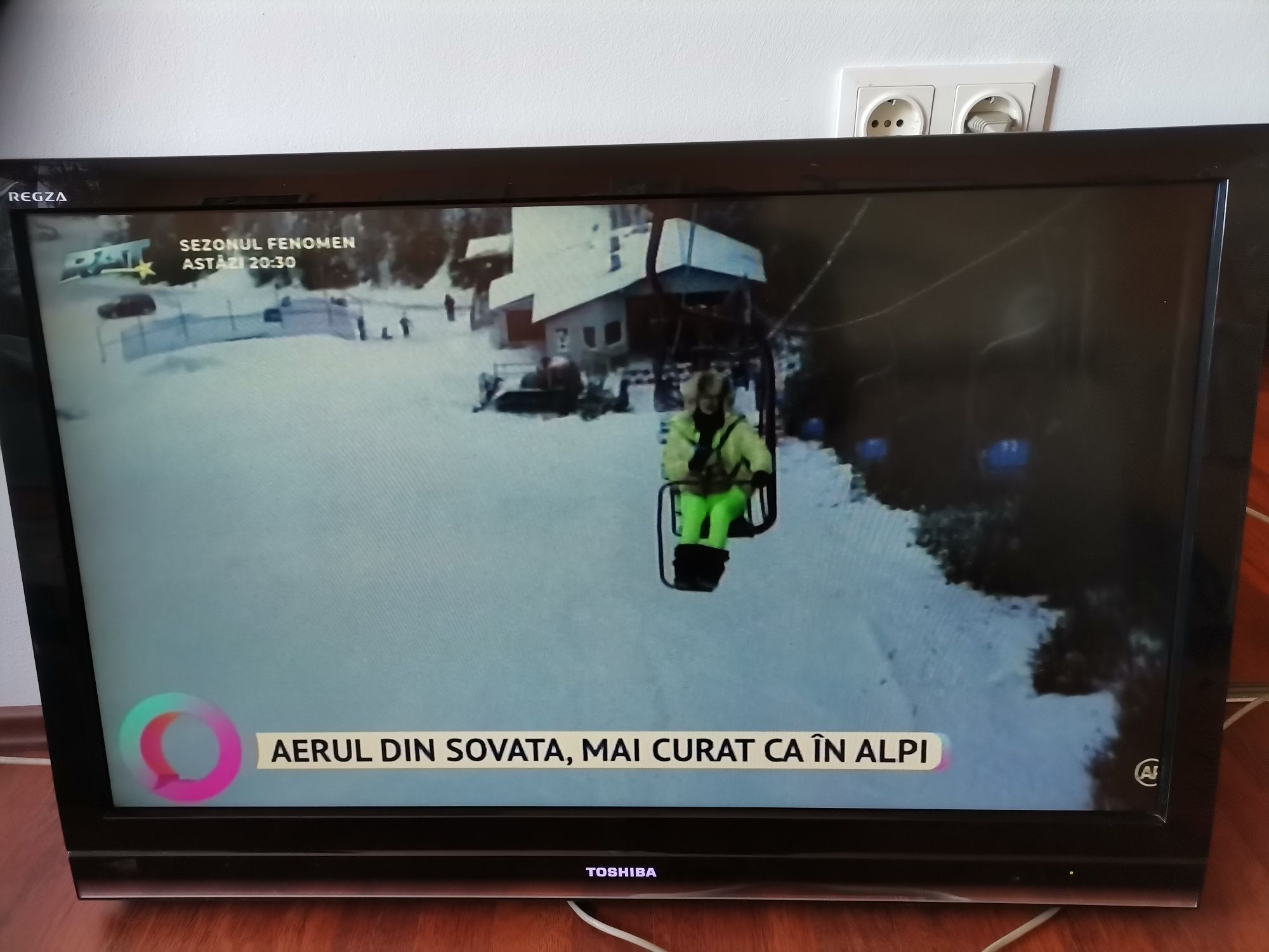 Vînd tv LCD Toshiba Regza, 94 cm, stare bună de funcționare.