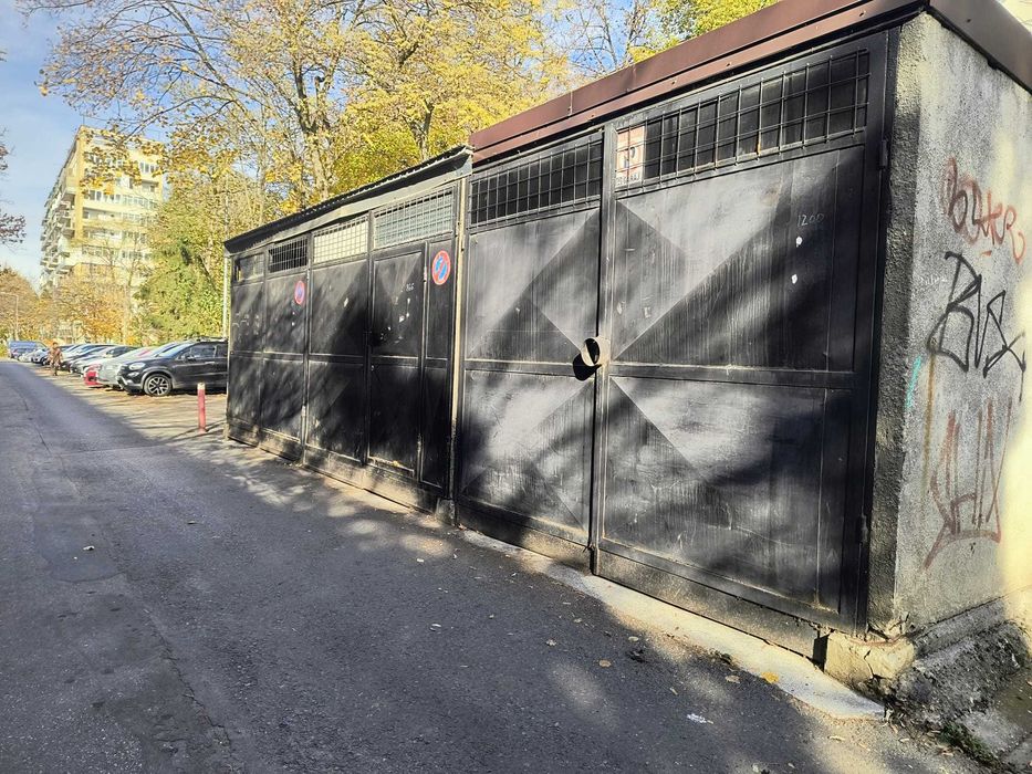 Donez garaj dublu + unu simplu din plăci de beton