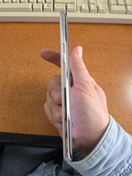 Telefon mobil Samsung Galaxy S10 cu huse si folii ecran