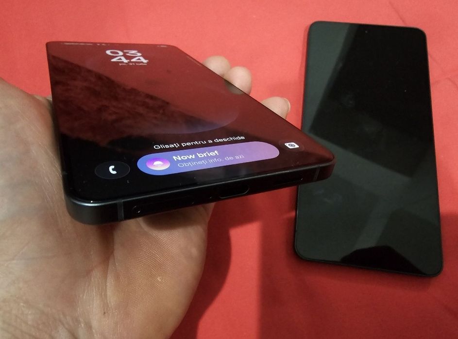 -Samsung S25 Edge, Nou, 256Gb, 12Ram, Bat:100%: 3 - 36 cicluri incarca