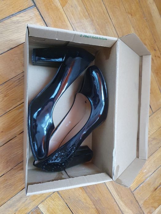 Pantofi noi, marime 40