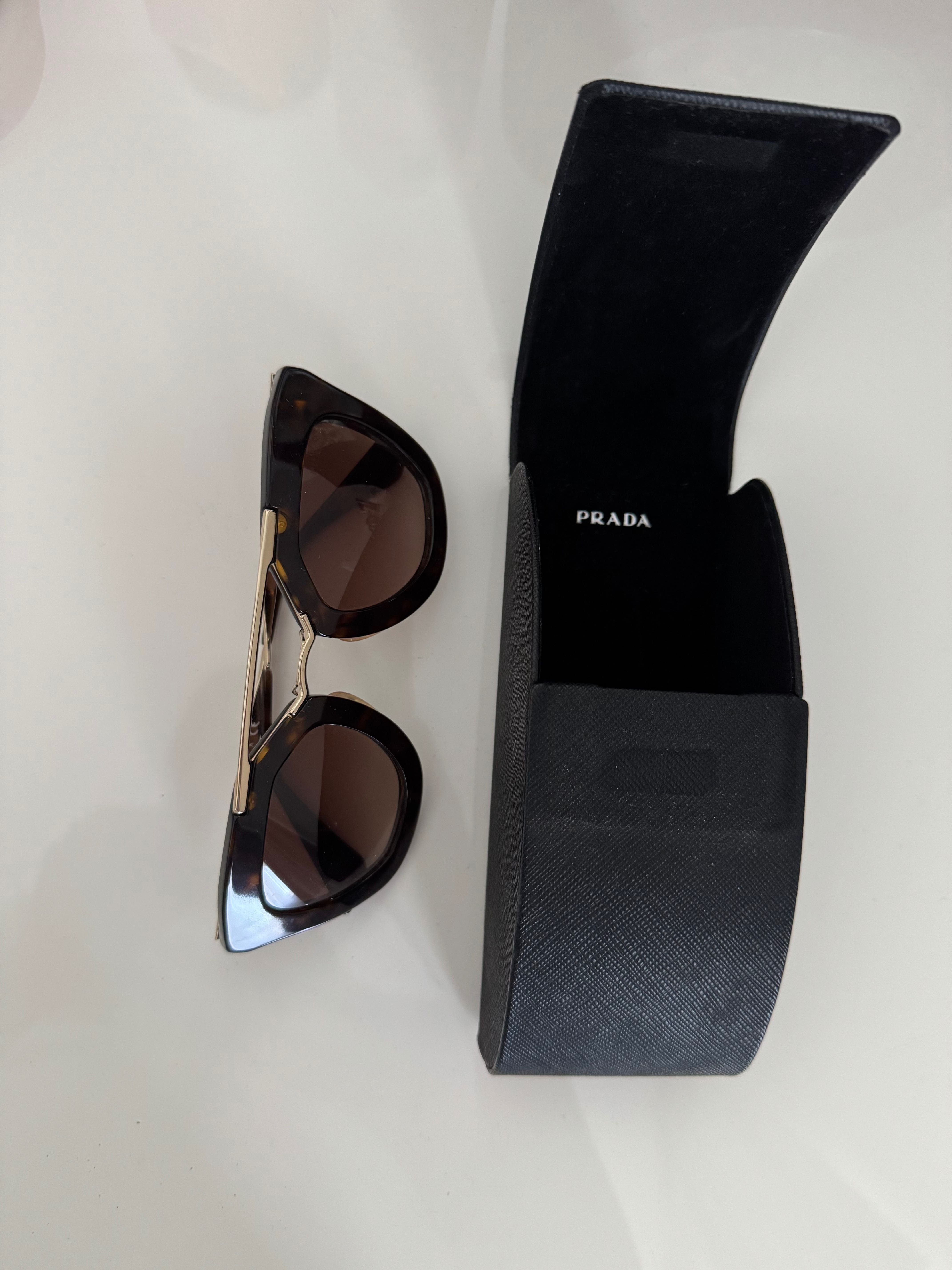 Солнцезащитные очки Prada